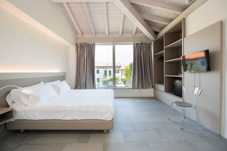 Comfort Room | Minibar, bed sheets