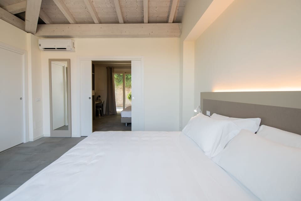 Comfort Room | Minibar, bed sheets