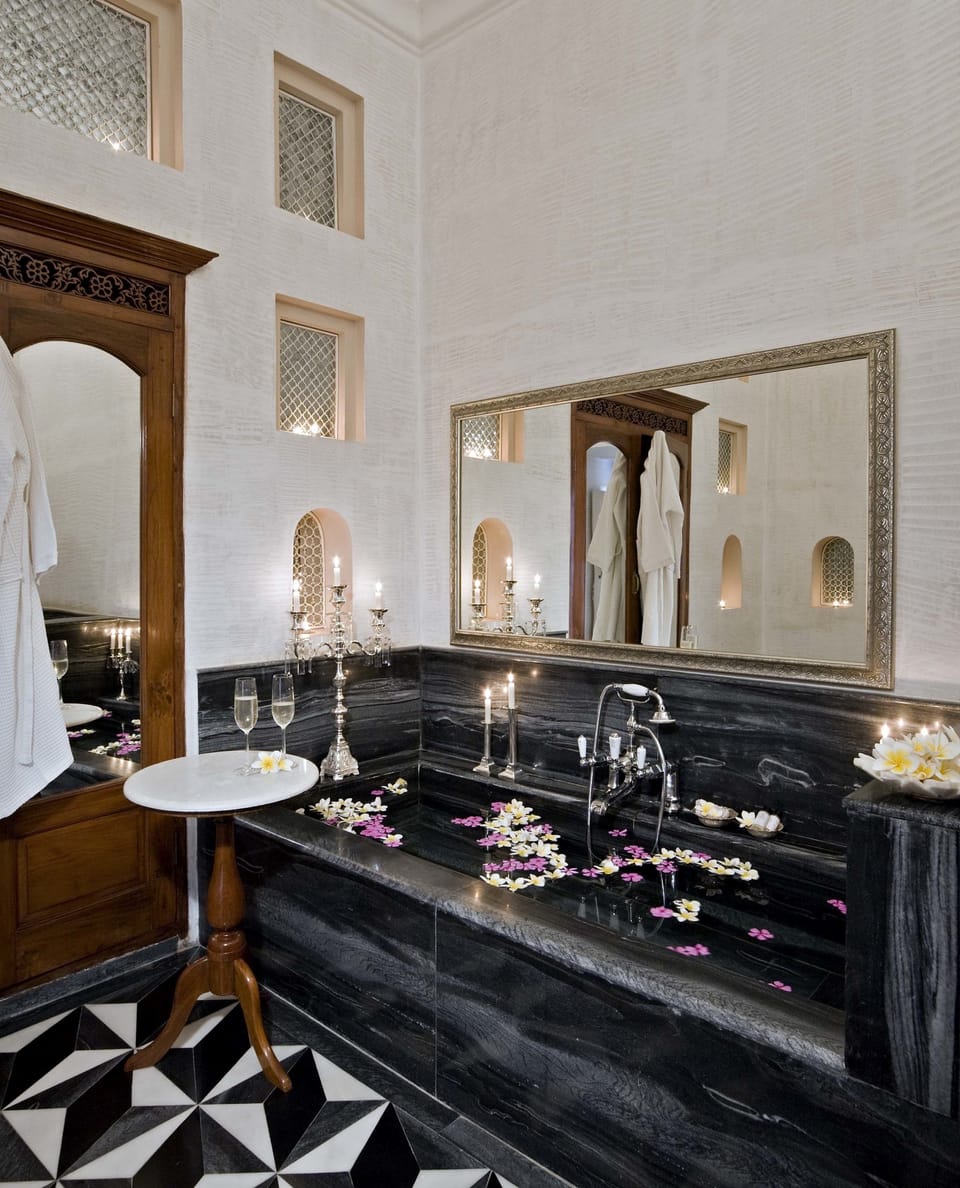 Deluxe Double Room | Bathroom | Free toiletries, towels