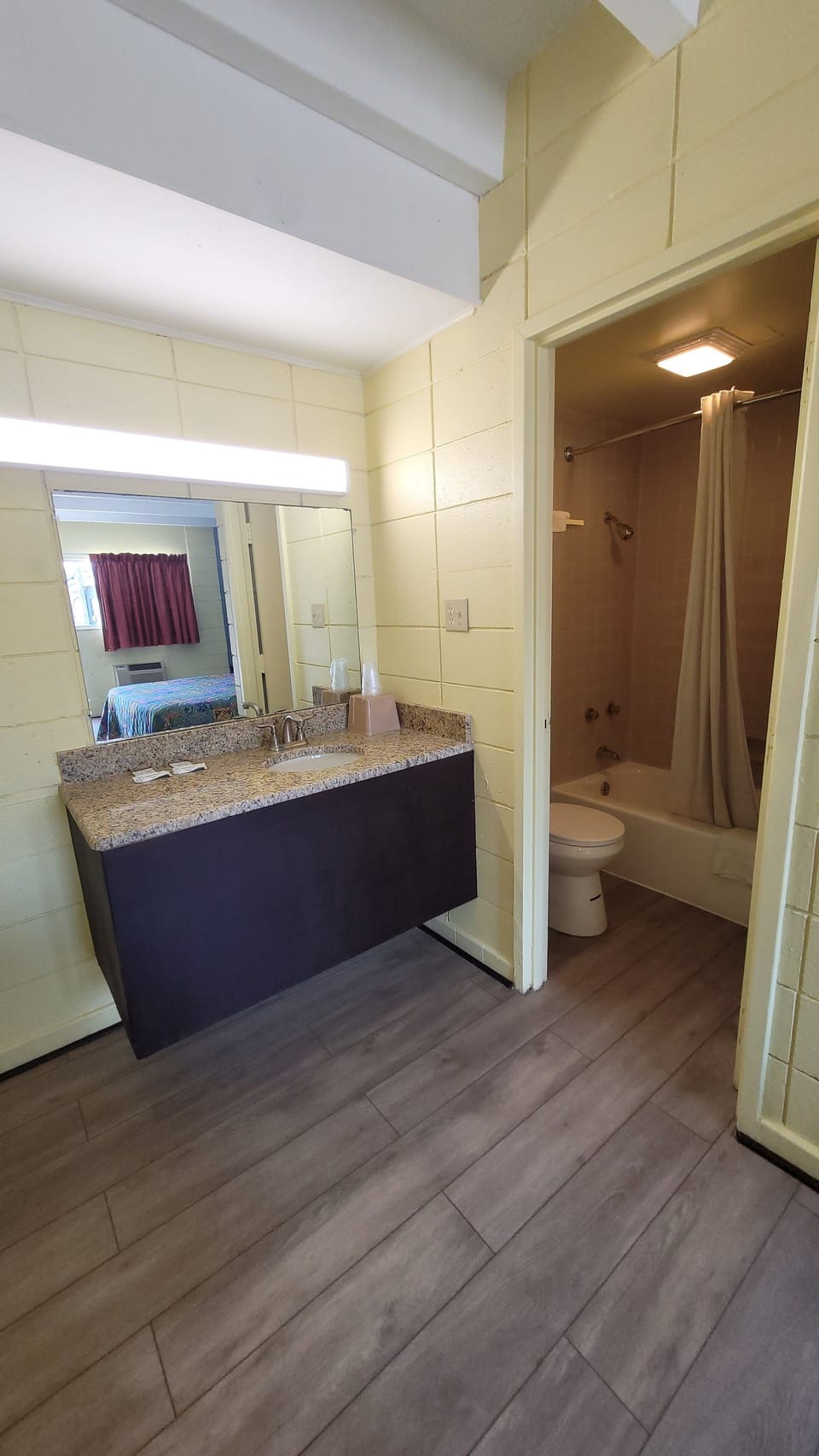 Combined shower/tub, rainfall showerhead, towels, soap