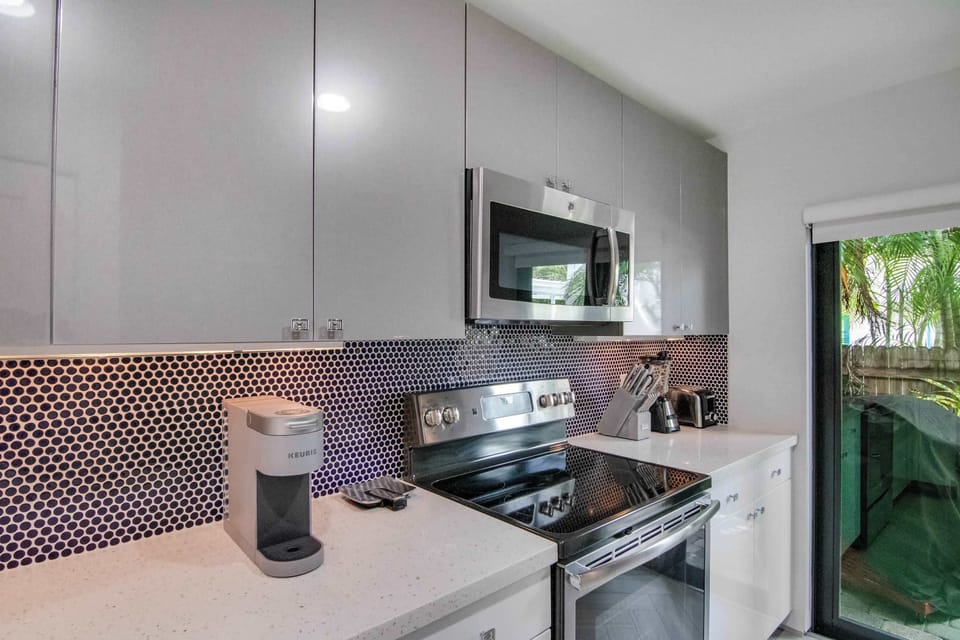 House, Multiple Beds, Patio, Garden View (Delray Deco A) | Private kitchen | Fridge, microwave, oven, stovetop