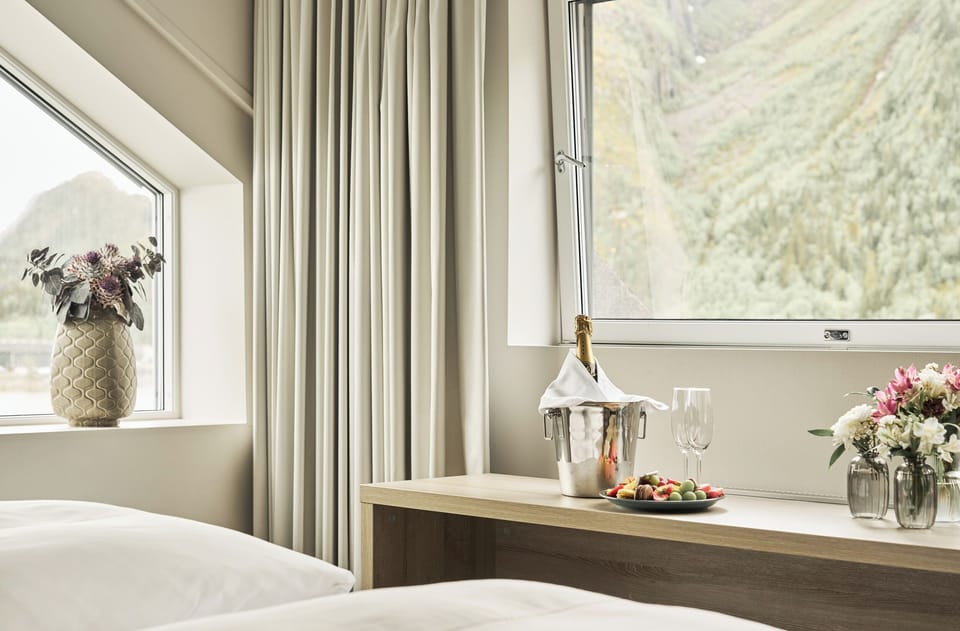 Suite (Modern) | Pillowtop beds, desk, free WiFi, bed sheets