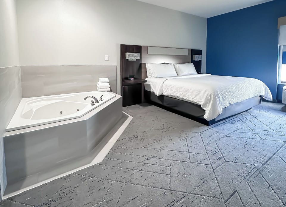Standard Room, 1 King Bed, Jetted Tub | In-room safe, desk, iron/ironing board, cribs (free)