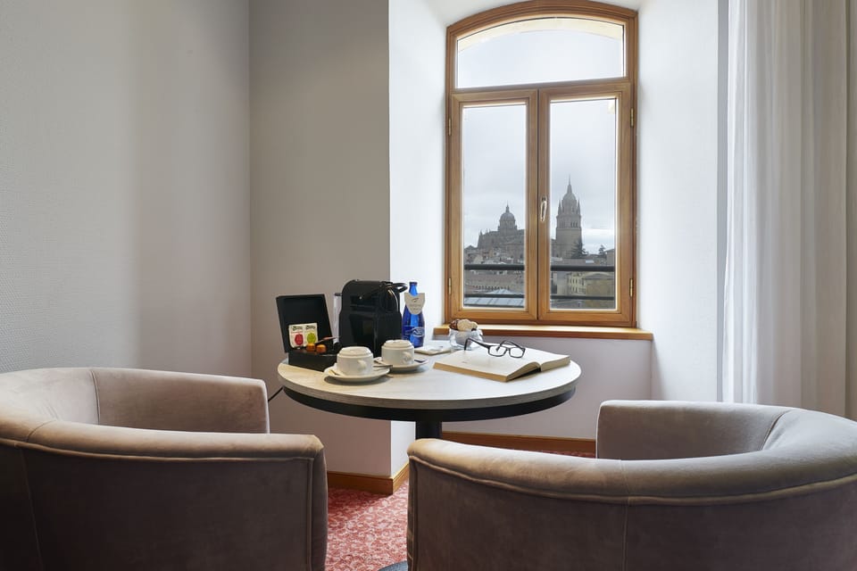 Premium Room | Minibar, in-room safe, desk, laptop workspace