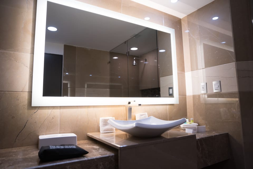 Combined shower/tub, hair dryer, towels