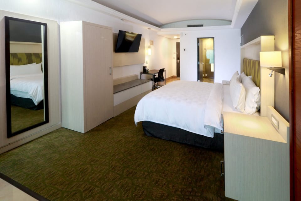 Premium bedding, in-room safe, desk, iron/ironing board