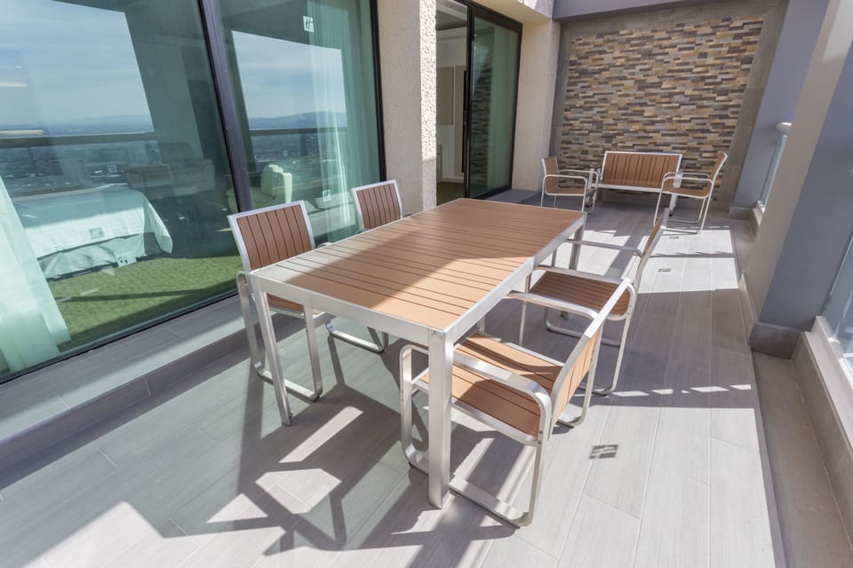 Suite, 1 King Bed | Premium bedding, in-room safe, desk, iron/ironing board