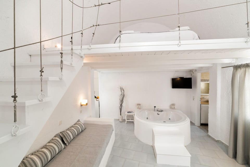 Artemis Suite (Caldera & Sunset View) | In-room safe, soundproofing, free cribs/infant beds, free WiFi