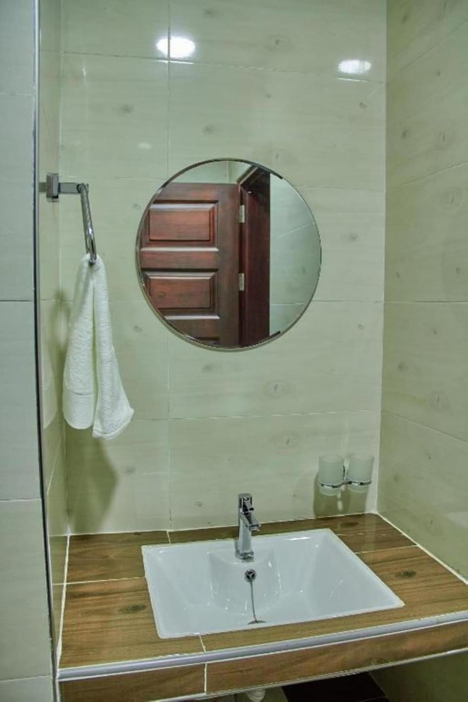 Shower, rainfall showerhead, free toiletries, hair dryer