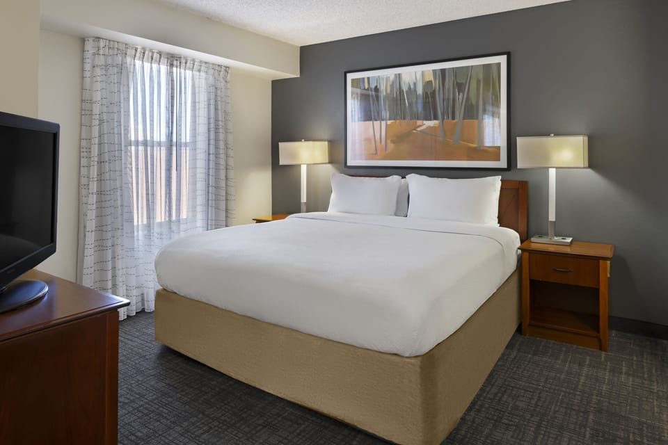 Premium bedding, in-room safe, desk, laptop workspace