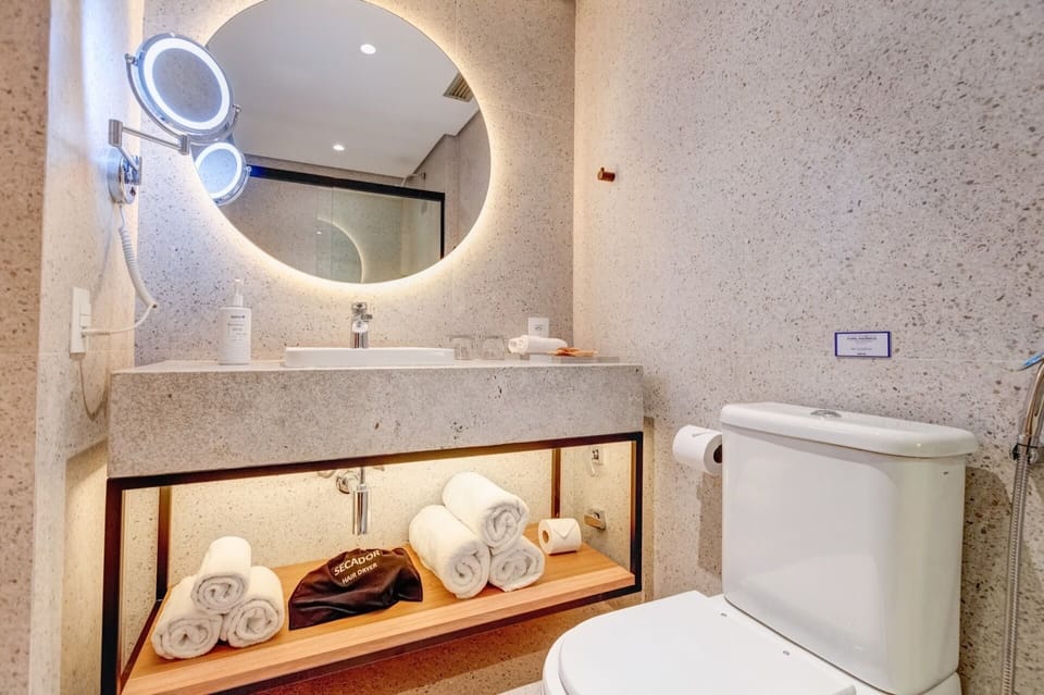 Quarto Premium com Cama King-size | Bathroom | Designer toiletries, hair dryer, towels, soap