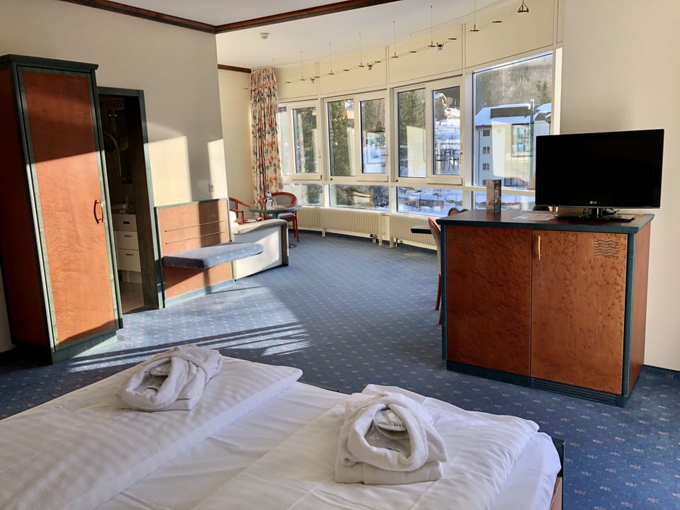 Hypo-allergenic bedding, minibar, in-room safe, desk
