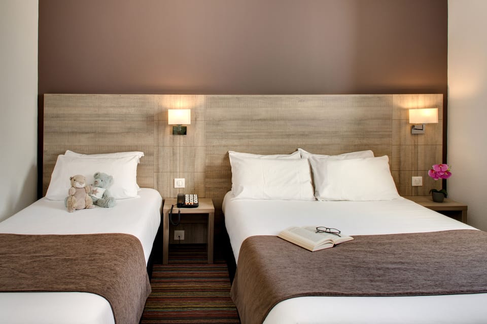 Premium bedding, in-room safe, desk, WiFi (free)