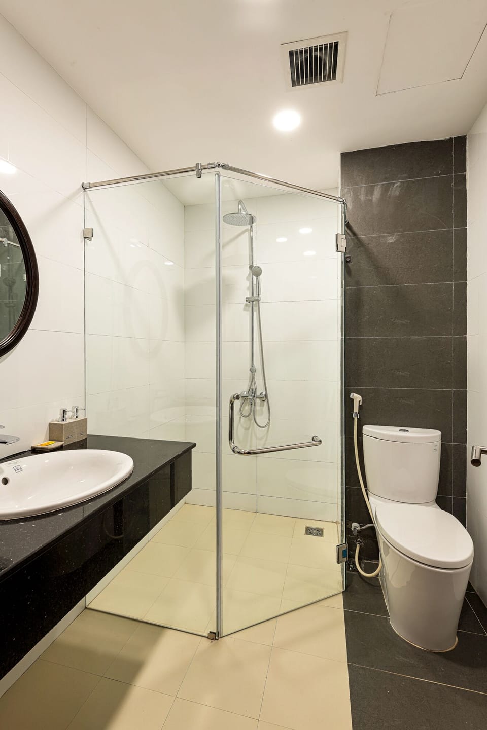 Shower, rainfall showerhead, free toiletries, hair dryer