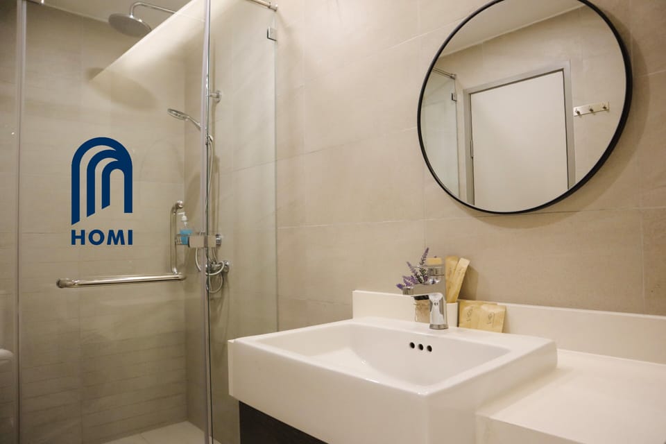 Family Room | Bathroom | Shower, hydromassage showerhead, free toiletries, hair dryer