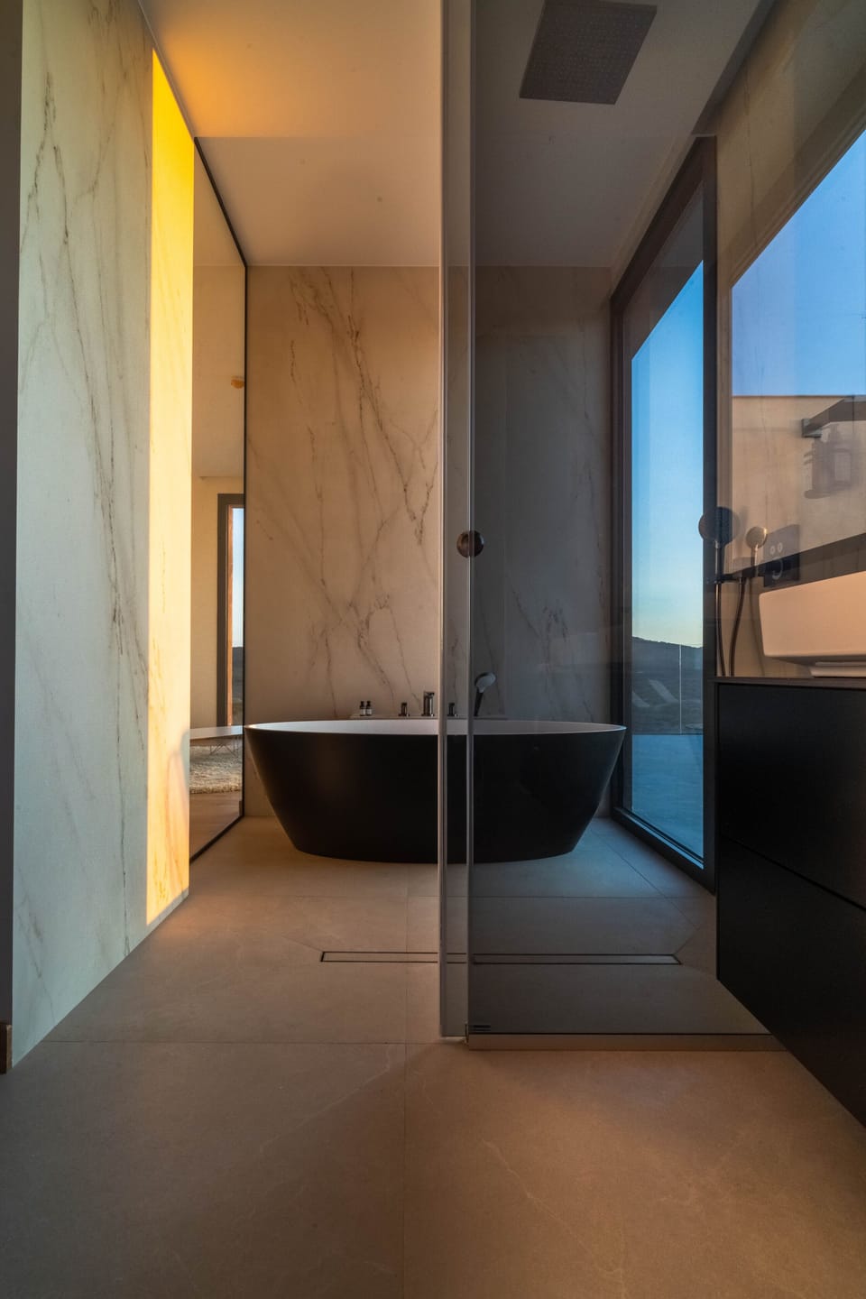 Deep soaking bathtub