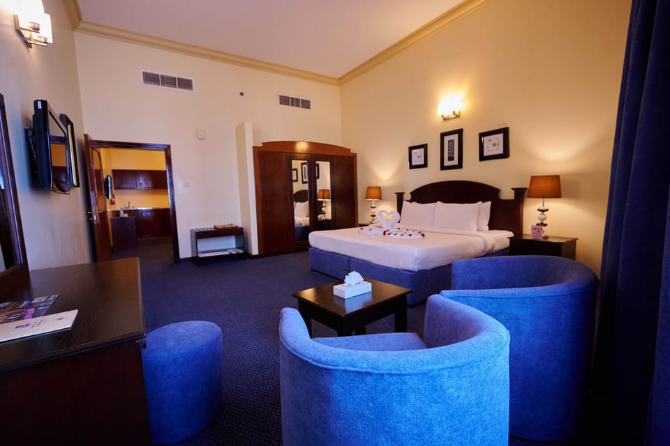 Executive Suite, 1 King Bed | Down comforters, in-room safe, desk, laptop workspace