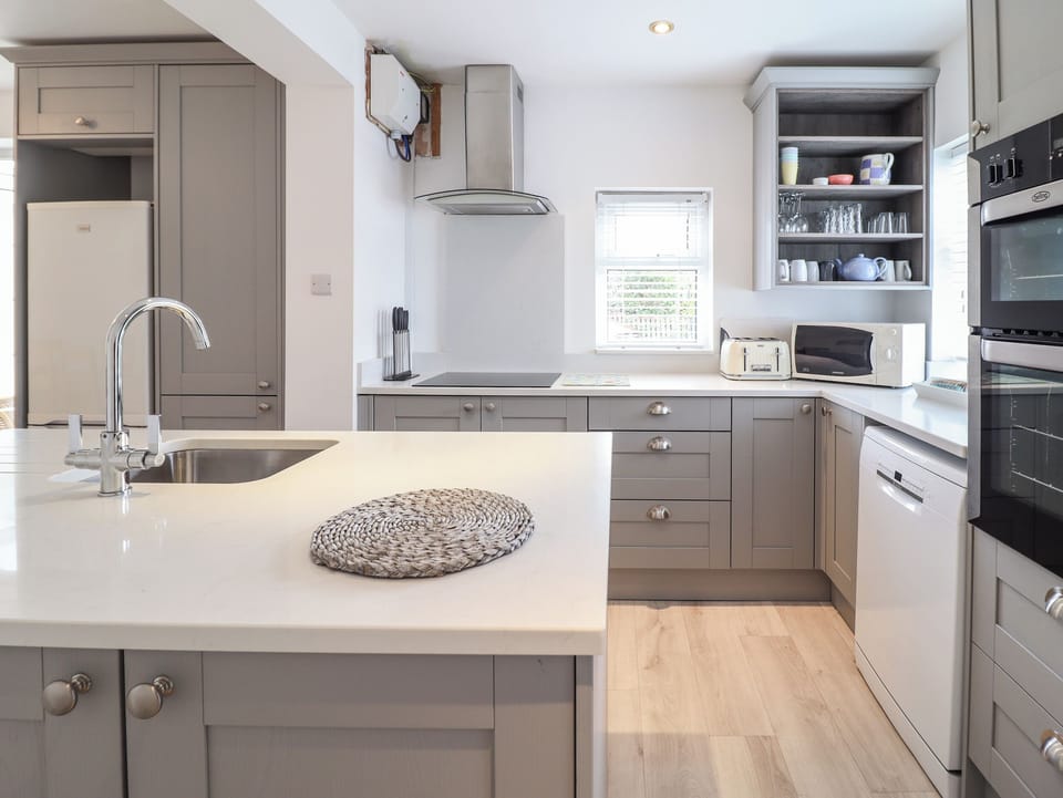 Cottage | Private kitchen | Fridge, dishwasher, electric kettle, toaster