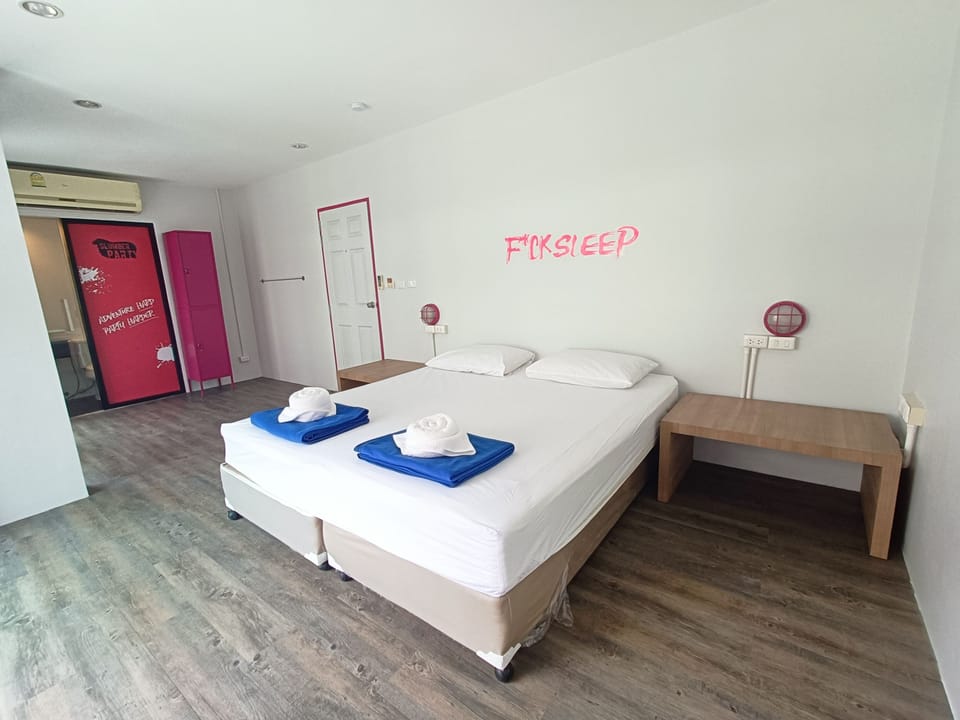 Double Room, 1 King Bed, Non Smoking, Private Bathroom | Bed sheets