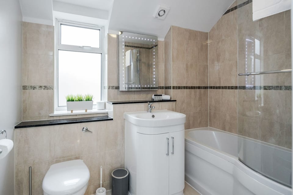 Standard Double Room | Bathroom | Combined shower/tub, hair dryer, towels