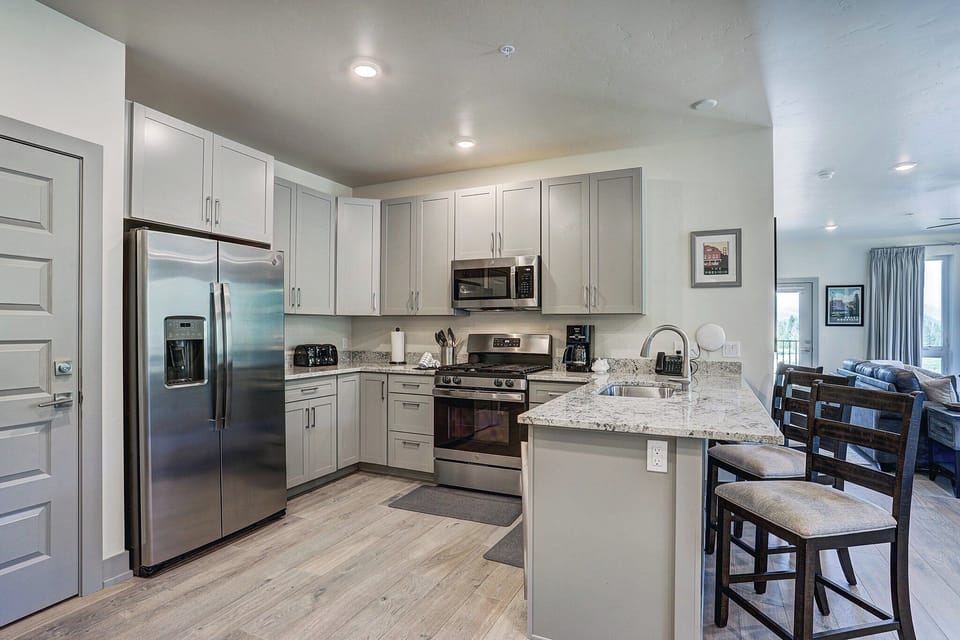 Full-size fridge, microwave, oven, stovetop