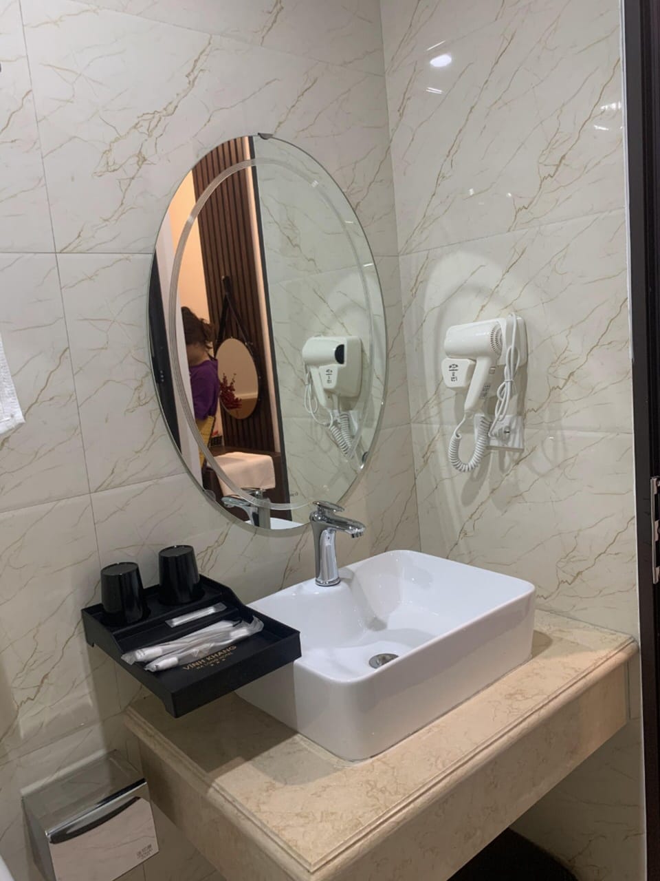 Shower, hydromassage showerhead, free toiletries, hair dryer