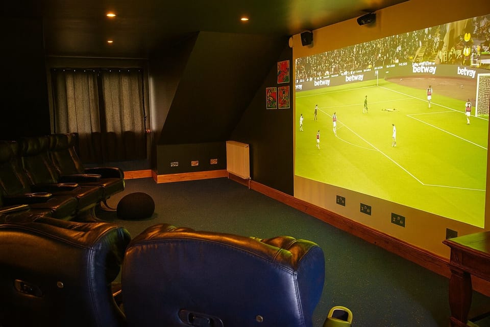 Basic House | 4 bedrooms, premium bedding, free WiFi, bed sheets