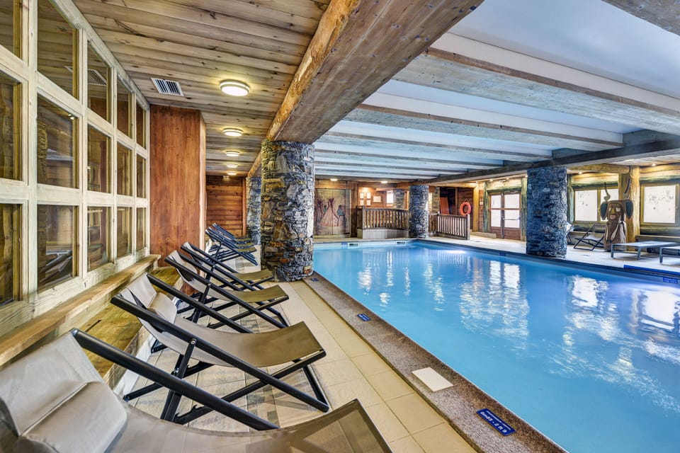 Indoor pool, sun loungers