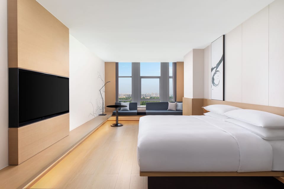 Premium Room, 1 King Bed | Desk, laptop workspace, soundproofing, WiFi (free)