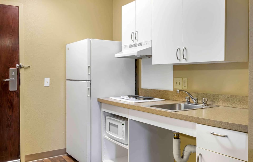 Studio, 1 Queen Bed, Accessible, Non Smoking | Desk, iron/ironing board, WiFi (free)
