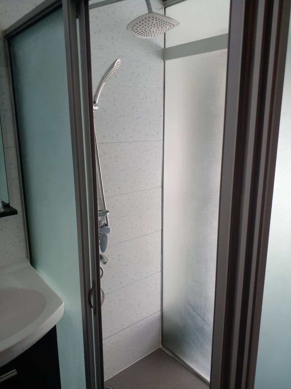 Standard Single Room | Bathroom | Shower, hydromassage showerhead, towels, soap