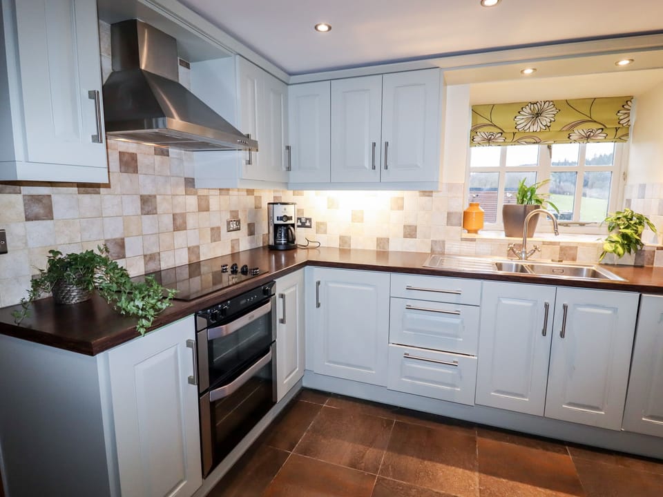 Cottage | Private kitchen | Fridge, dishwasher, electric kettle, toaster