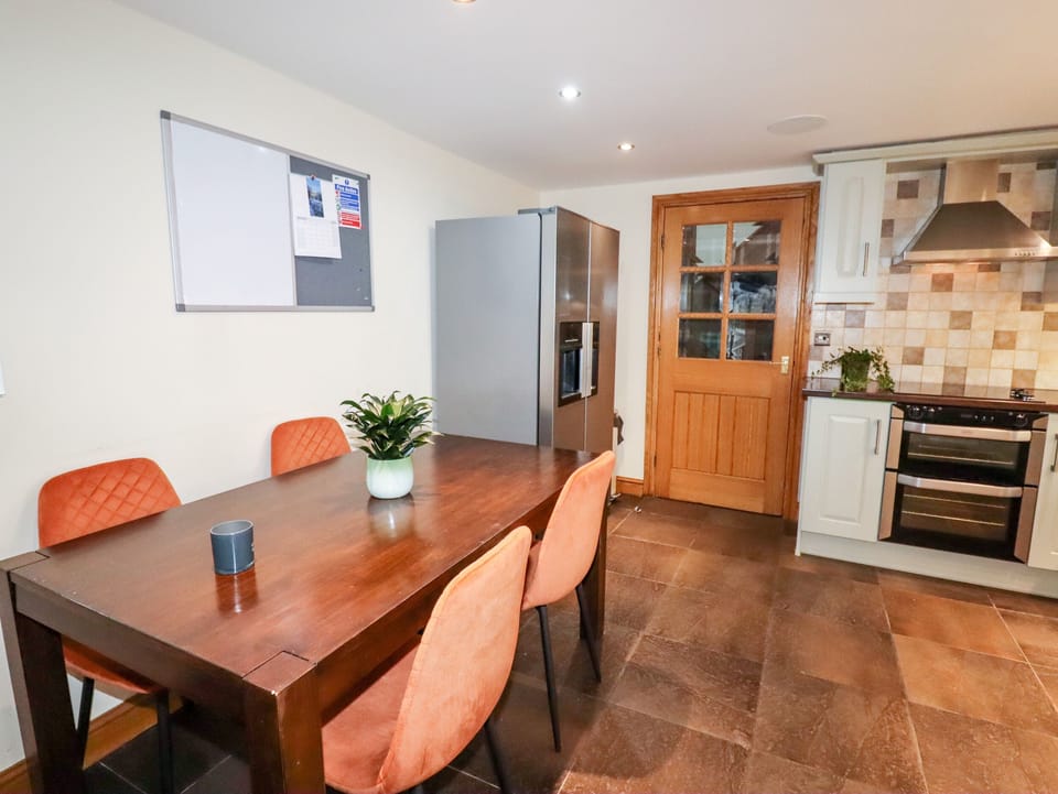 Cottage | Dining