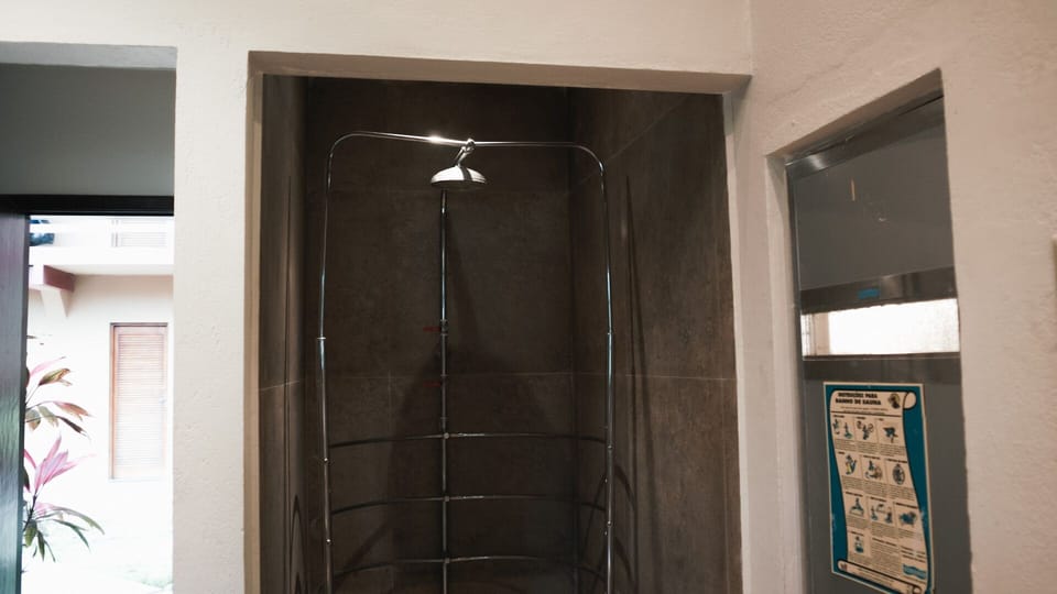 Hot tub, steam room