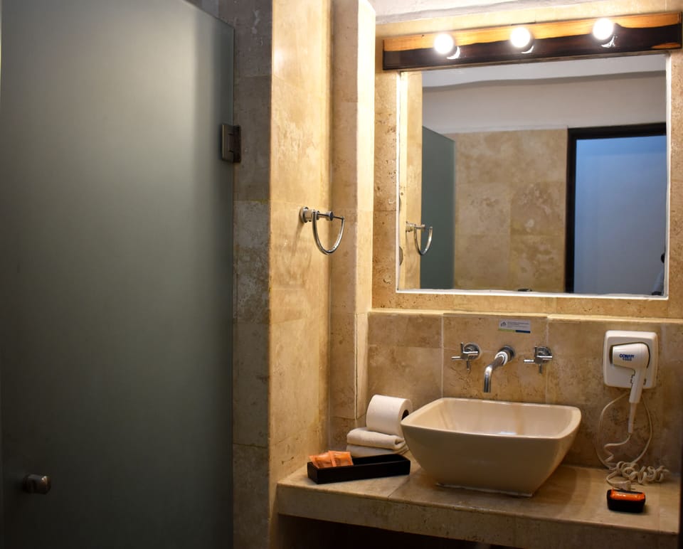 Shower, rainfall showerhead, free toiletries, hair dryer