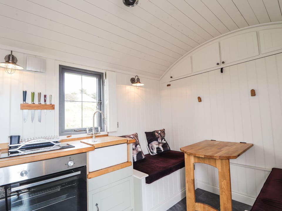 Fridge, cookware/dishes/utensils