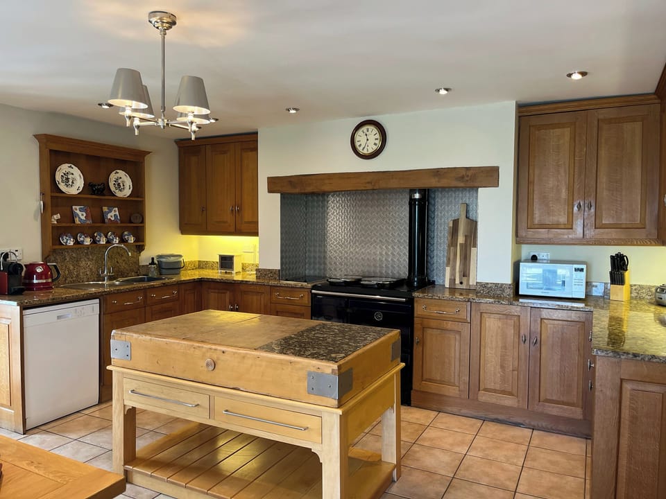 Cottage | Private kitchen | Fridge, dishwasher, electric kettle, toaster