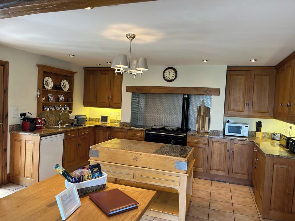 Cottage | Private kitchen | Fridge, dishwasher, electric kettle, toaster