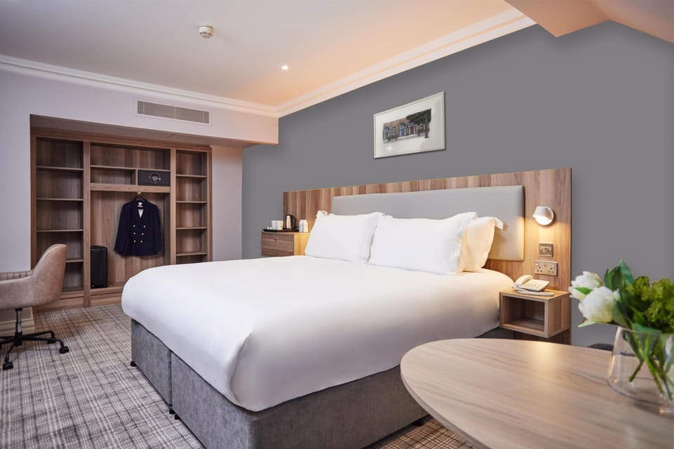 Suite, 1 King Bed, Non Smoking, Jetted Tub | In-room safe, desk, laptop workspace, blackout drapes