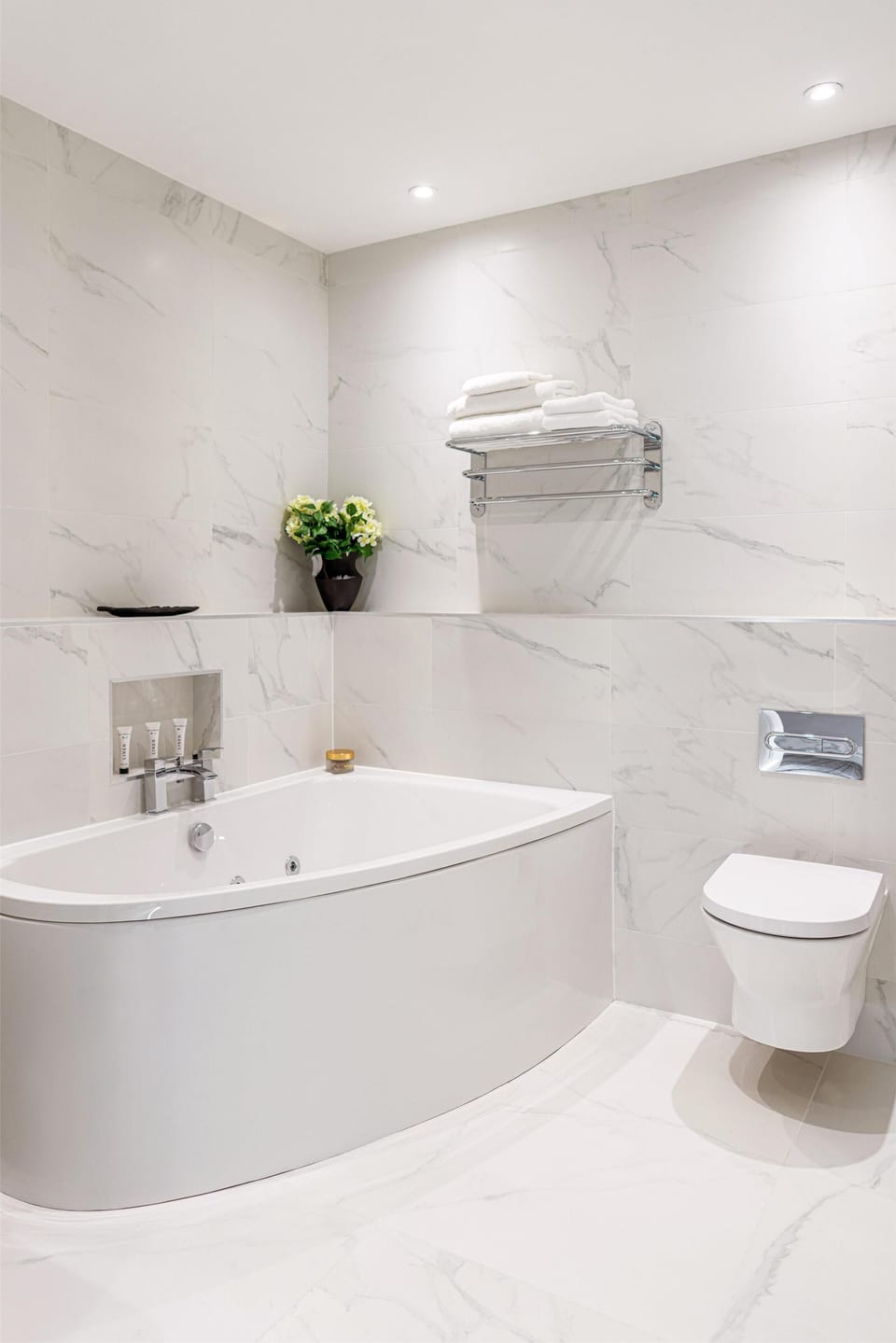 Suite, 1 King Bed, Non Smoking, Jetted Tub | Bathroom | Shower, free toiletries, hair dryer
