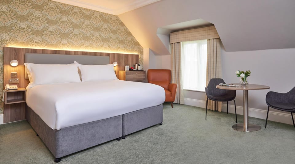 Executive Room, 1 King Bed, Non Smoking | In-room safe, desk, laptop workspace, blackout drapes