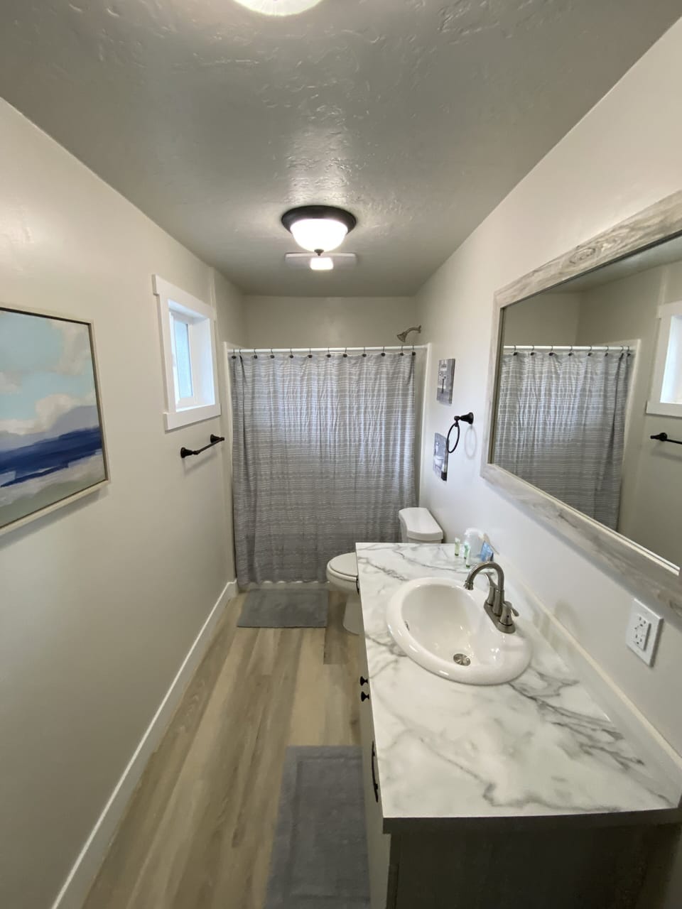 Luxury Studio Suite | Bathroom | Combined shower/tub, free toiletries, towels