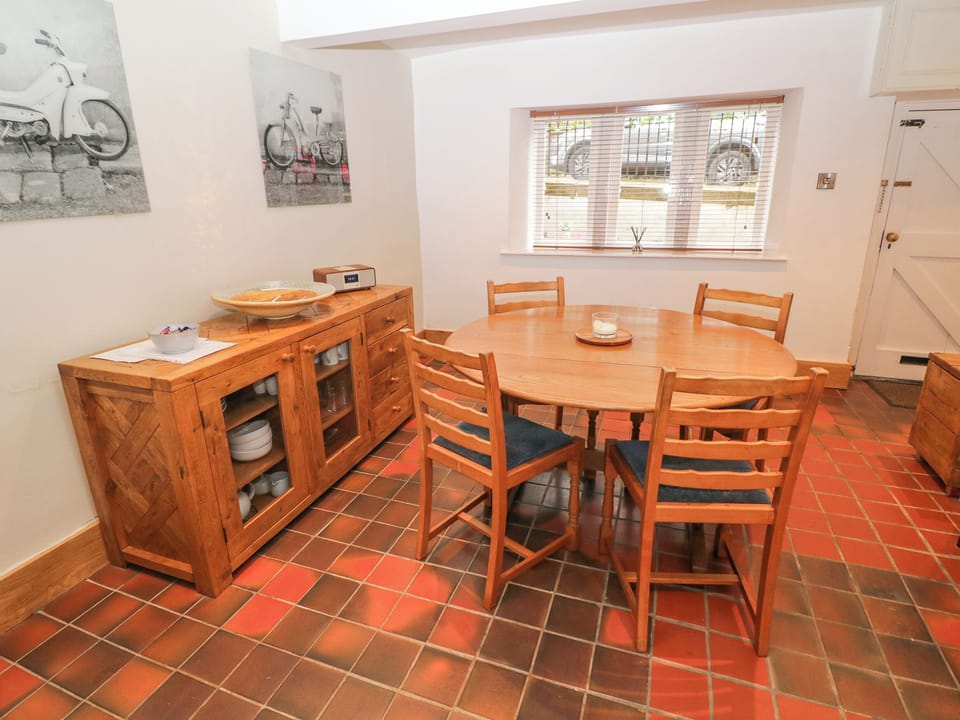 Cottage | Dining