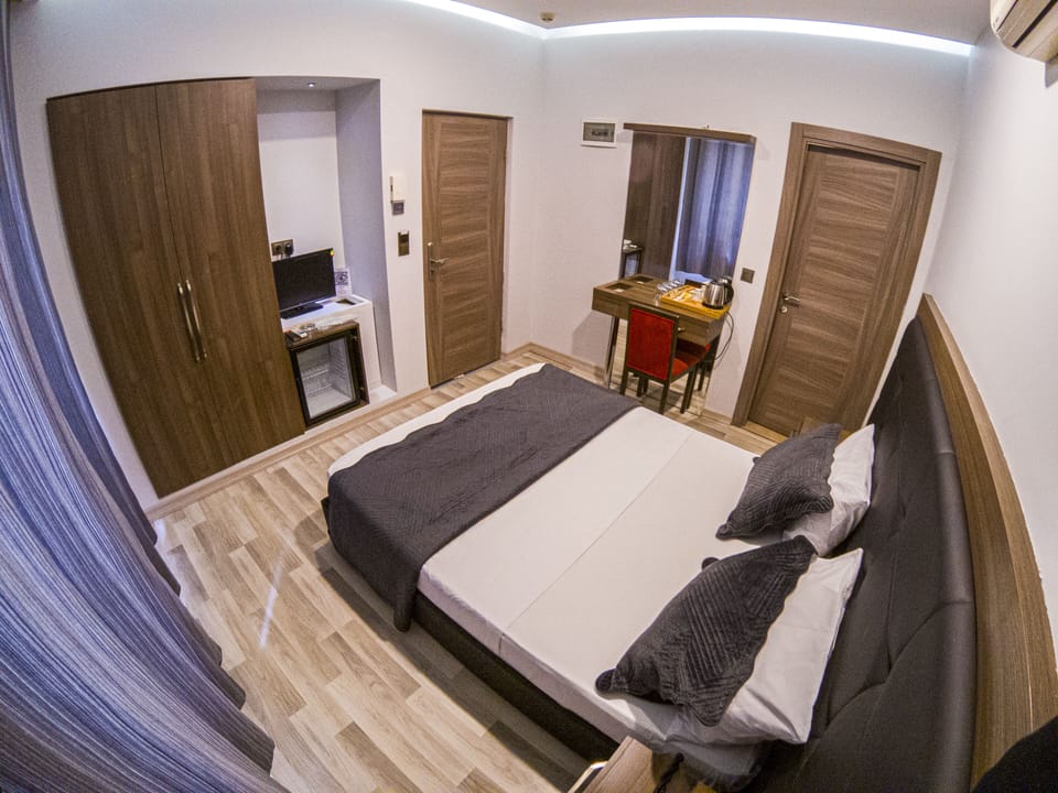Egyptian cotton sheets, premium bedding, minibar, in-room safe