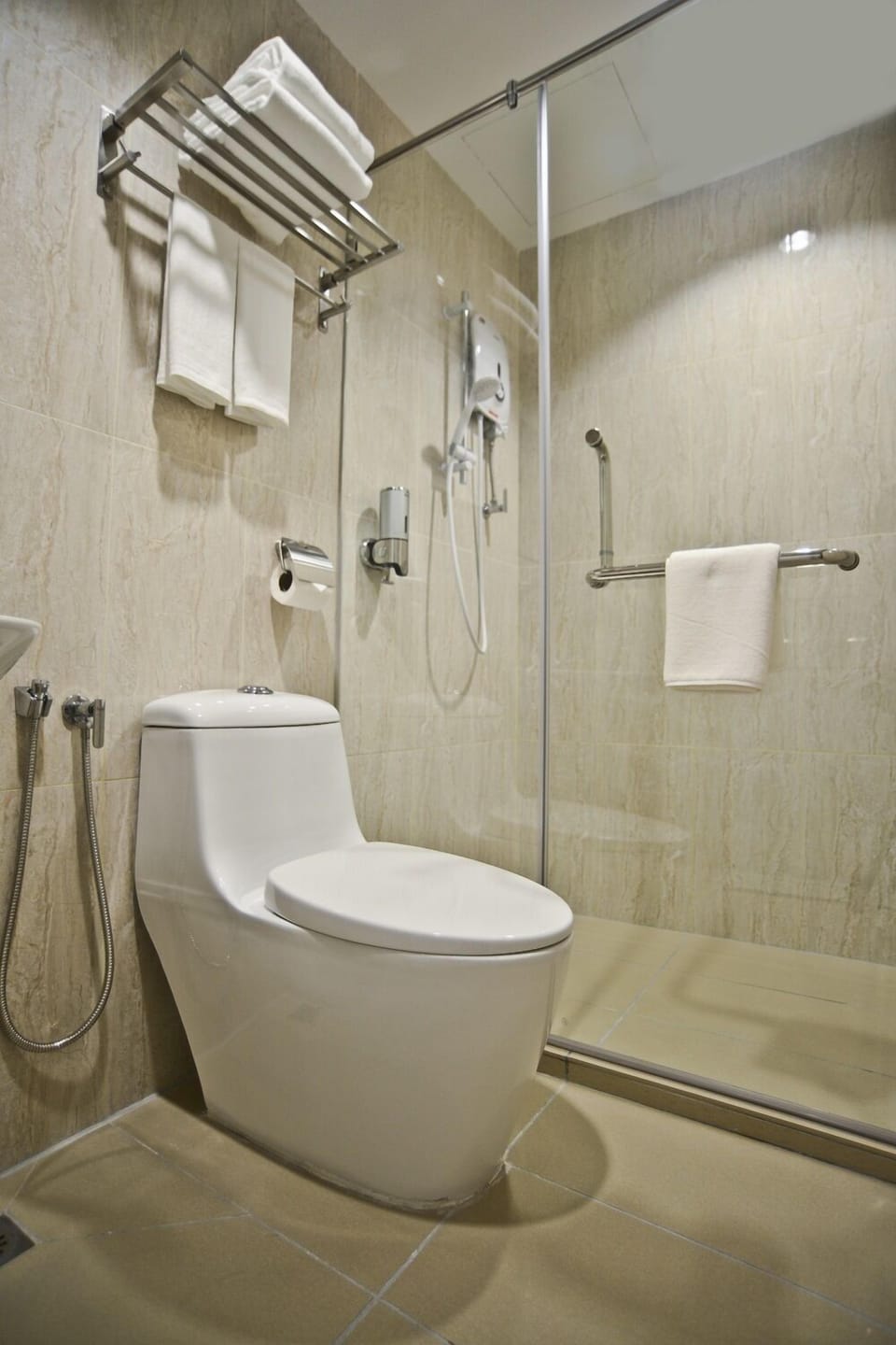 Shower, hair dryer, bidet, towels