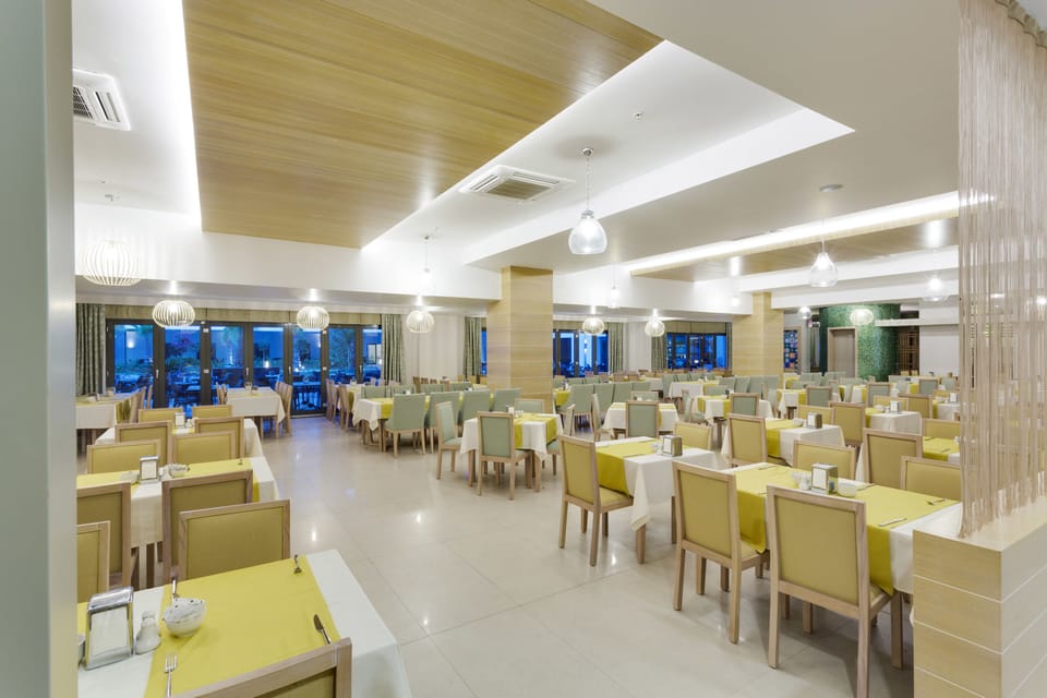 3 restaurants; breakfast, lunch, and dinner served