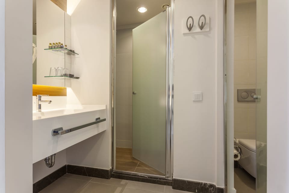 Family Room, 2 Bedrooms, Connecting Rooms | Bathroom | Shower, free toiletries, hair dryer, towels