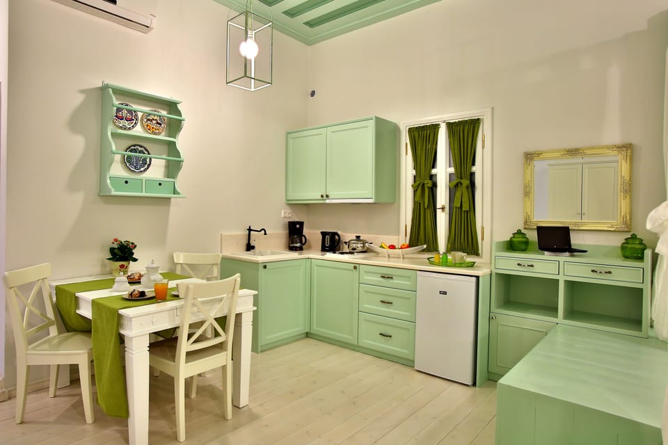 Deluxe Suite | Private kitchenette | Fridge, stovetop, coffee/tea maker, electric kettle