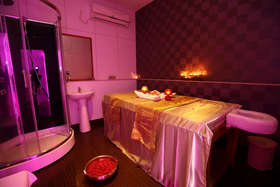 Couples treatment rooms, hot tub, steam room, body treatments