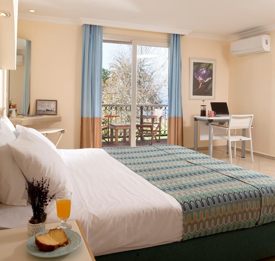 Premium bedding, minibar, in-room safe, free cribs/infant beds